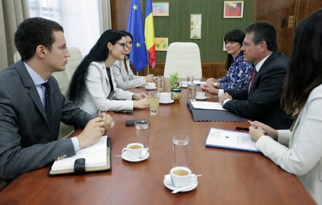 Ana Birchall, viceprim-ministru pentru implementarea parteneriatelor strategice ale României, a avut luni o întrevedere cu Maros Sefcovic, vicepreşedinte al Comisiei Europene, context în care cei doi oficiali au discutat despre consolidarea proiectului european şi securitatea energetică la nivelul UE. 